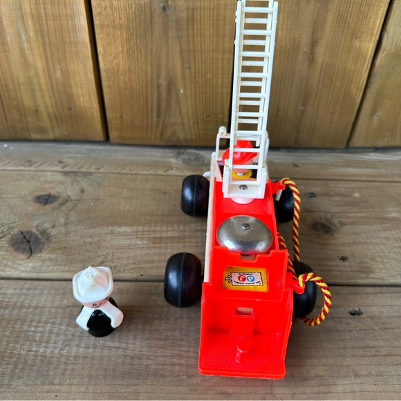 1968 Toy Fire Truck and little people wooden Fireman. - Picture 9 of 10